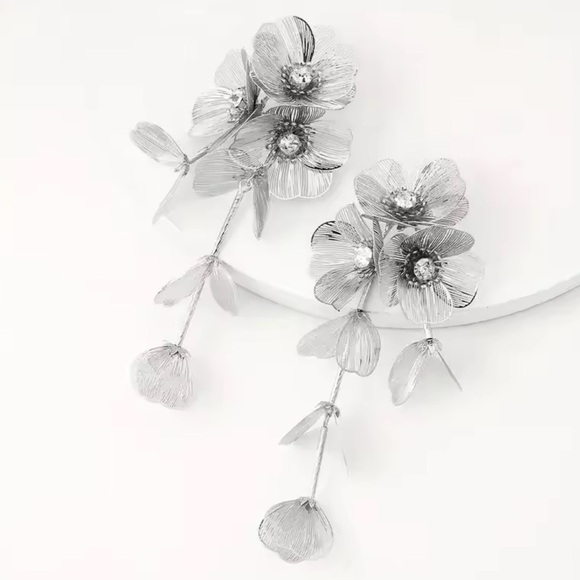 Zara Kate Middleton cascading floral Silver earrings - Picture 4 of 8